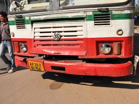 ప్రయాణీకుల పైకి దూసుకెళ్లిన బస్, 8మందికి గాయాలు