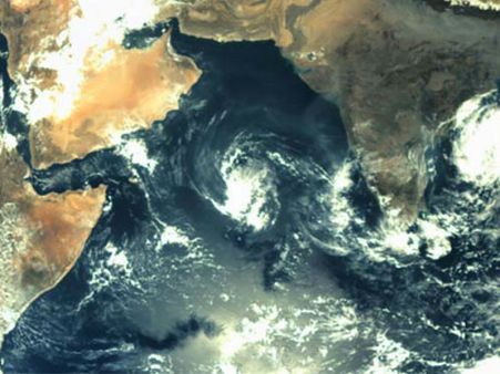 మంగళయాన్ పంపిన తొలి చిత్రంలో హెలెన్ తుఫాను