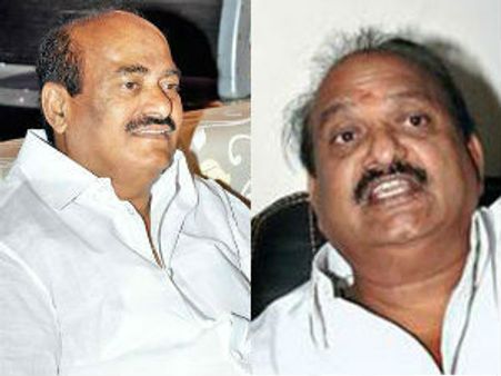 తెలంగాణలోని గద్వాల్ వాళ్లే: జెసి సోదరులపై ఫ్లెక్సీలు