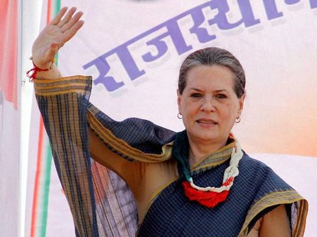 తెలంగాణపై సోనియా పట్టు: కేంద్ర మత్రుల భేటీ