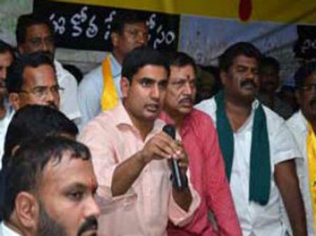 చిరంజీవి పిఆర్పీలాగే: జగన్ పార్టీపై నారా లోకేష్ మళ్లీ