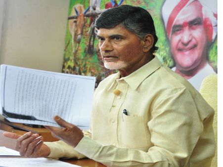 మిగులు నీటిపై ఎన్టీఆర్ ప్రాజెక్టులు, వైయస్ ఇలా: బాబు