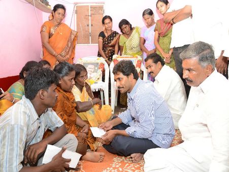 కొడుకు ఉద్యోగానికి...: బాబు ఇలాకాలో సోనియాపై జగన్