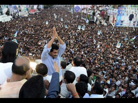 బాబు ఇలాకాలో జగన్‌‍కు పట్టం, తదేకంగా రోజా(పిక్చర్స్)