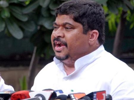 రాయల టీ వెనక కుట్ర, రాజధాని ఇబ్బందులే: పొన్నం