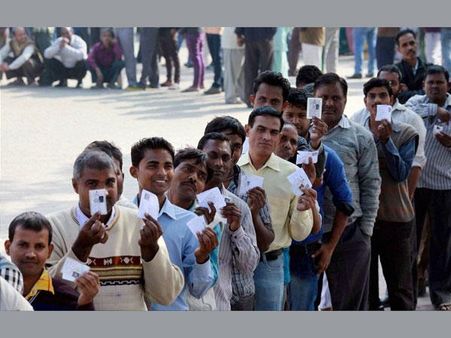 ఓటరు కార్డుతో రాహుల్: భర్తతో ప్రియాంక (పిక్చర్స్)