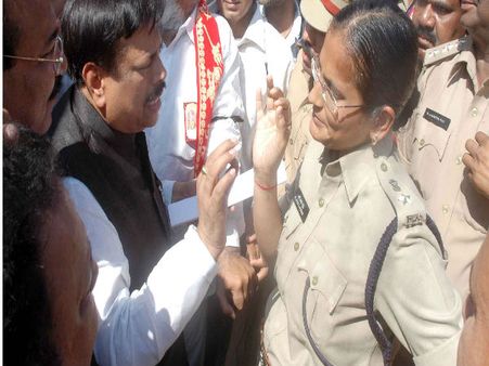 సిఇవోపై అనుచిత వ్యాఖ్యలు: గిరీష్ సంఘీపై కేసు