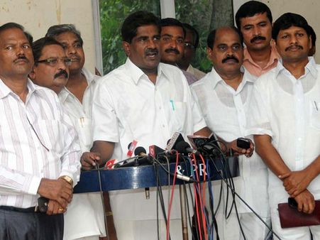 లాస్ట్ ఓవర్: తెరాస విభజనకు వ్యతిరేకమని అశోక్ లాజిక్