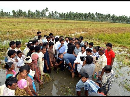 ఫీల్డ్‌లో టేబుల్‌లా వంగిన గార్డ్: జగన్‌టూర్‌పై కాంట్రోవర్సీ