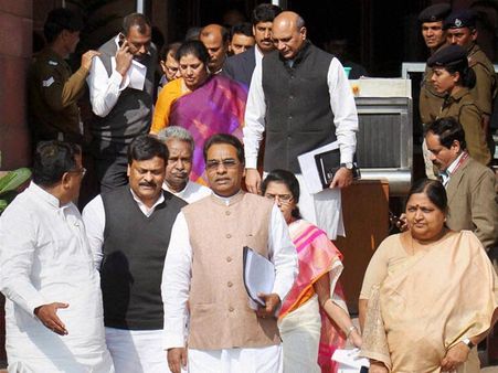 బాధ్యత పళ్లం, కావూరిలపై: పోల్స్ ముందే టి అని అజిత్