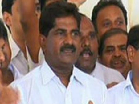 ఖాళీచేయిస్తే ఖబర్దార్: అశోక్‌బాబు, సుప్రీంకు: కృష్ణంరాజు