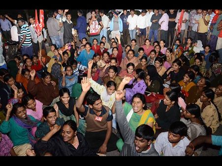 గంటల్లో ఓయు చేంజ్: గంతులు, బందిస్తూ గర్ల్ (పిక్చర్స్)