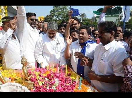 అశోక్‌కు టి షాక్: అంబేడ్కర్ వద్ద పోటాపోటీ (పిక్చర్స్)