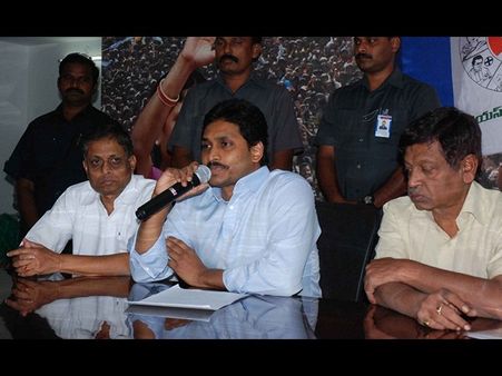 యుపిఎపై అవిశ్వాసం: వెనకబడిపోకూడదనే జగన్?