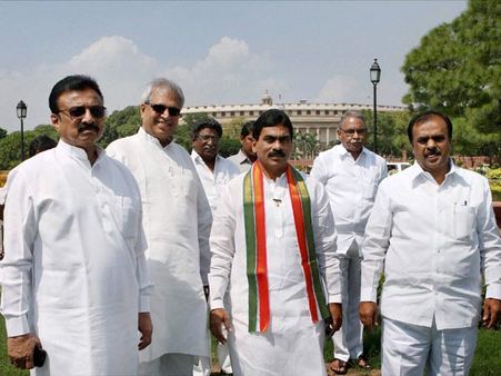 ఆరుగురిపై వేటు: ఇతరులు అవిశ్వాసానికి దూరమే?