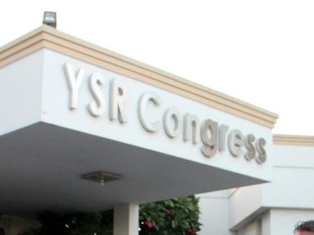 బెజవాడలో కర్రలతో కొట్టుకున్న జగన్ పార్టీ కార్యకర్తలు
