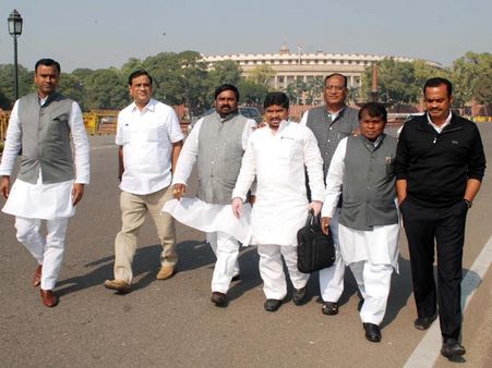 జగన్ పార్టీతో టిడిపి కుమ్మక్కు, మళ్లీ కుట్ర: టిఎంపీలు