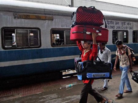 నీళ్లు లేవని ప్రయాణికుల రైల్లో దాడి: టిటిఈ మృతి