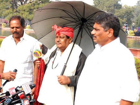 నిరసన మధ్యే బిల్లులు: శివ ప్రసాద్ 'మా తెలుగుతల్లి'