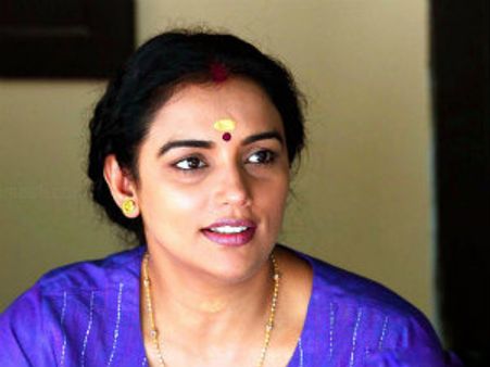 రాజకీయ చిత్రంలో రతినిర్వేదం నటి శ్వేతా మీనన్