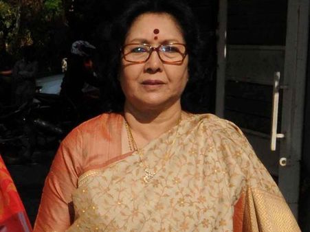 తప్పిన ప్రమాదం: స్టేజి కూలి కిందపడిన గీతారెడ్డి