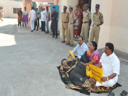 ఫొటో: రక్తి కట్టిన నన్నపనేని ఆత్మహత్య డ్రామా