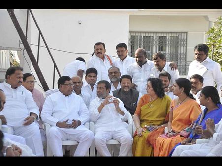 టిపై జానా హెచ్చరిక, జగన్‌ను చెప్పులతో కొట్టే పరిస్థితి..