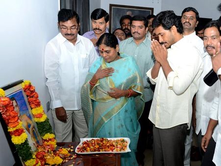 పొట్టి శ్రీరాములు వర్ధంతి, జగన్ నివాళి: అసెంబ్లీకి బిల్లు
