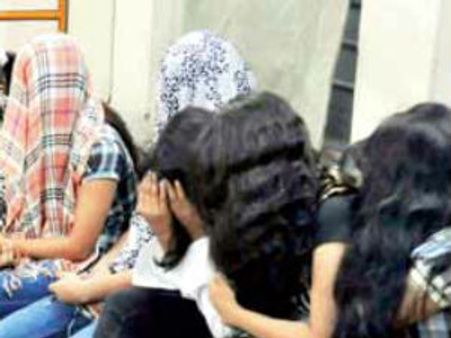 వ్యభిచారం చేస్తూ పట్టుబడ్డ జూ ఆర్టిస్ట్, ఇద్దరు మోడల్స్