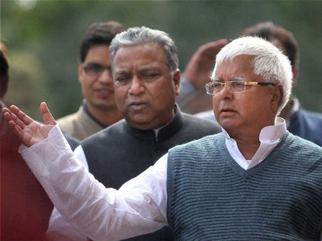 లాలూప్రసాద్ కాళ్లు కడిగి, చెప్పులు మోసిన పోలీసులు!