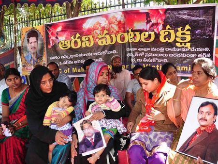 వోల్వో: జెసి అరెస్ట్ కోసం ధర్నా, కేజ్రీవాల్ పార్టీ సపోర్ట్