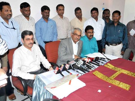 రూ. ఐదు కోట్ల విలువ చేసే బంగారం పట్టివేత
