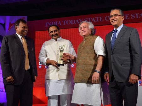 కిరణ్‌కు అవార్డ్: అసంతృప్తి, అధిష్టానానికి ముఖం చాటు!