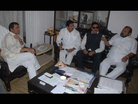 దామోదరతో భేటీ: తెర మీదికి హైదరాబాద్ మంత్రులు