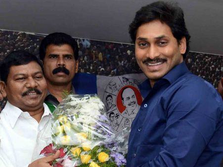 వికెట్: జగన్ పార్టీలోకి రాజన్న, కిరణ్‌పై మైసూరా ధ్వజం