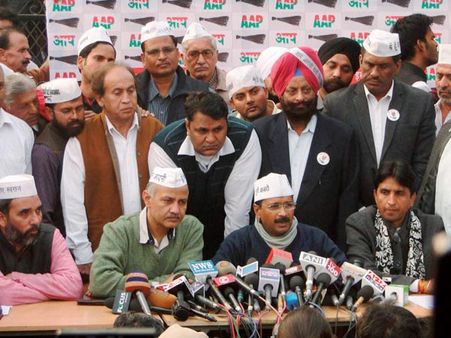 రెడీ: కేజ్రీవాల్ మంత్రులు వీరే, అప్పుడే ముసలం