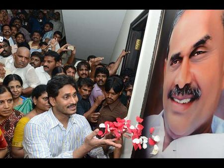 చంద్రబాబు విష సర్పం: వాసిరెడ్డి, చెల్లి షర్మిలతో జగన్