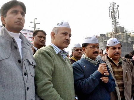 కేజ్రీవాల్‌కు రాని పిలుపు, రేపు ప్రమాణ స్వీకారం డౌట్