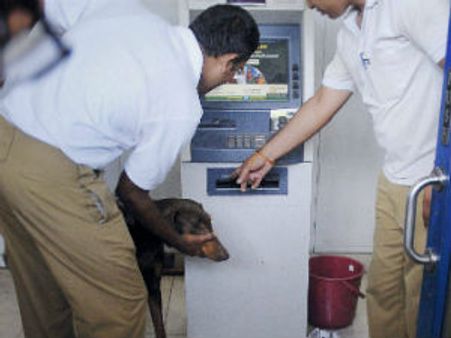 బెంగళూర్ ఎటిఎం దాడి: అనుమానితుడి పరారీ?