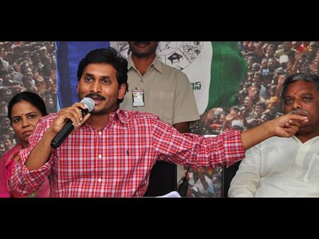 ఏంహెడ్డింగ్ పెట్టావయ్యా, నవ్వుతోనే: ఆంధ్రజ్యోతిపై జగన్