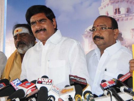 సిఎం రాజీనామా చేసి హీరో: ఉమా, గంటా సంచలనం