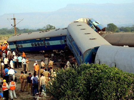 రైల్లో మంటలు: బోగీలోంచి తెగించి దూకేశారు