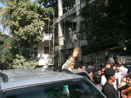 కడప అంటేనే: కూల్చేసిన జగన్ మామ ఇంటివద్ద బాబు