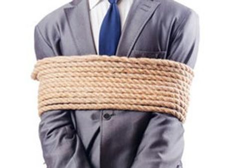 పొగ తాగుడు: విమానంలో ప్రయాణికుడిని కట్టేశారు