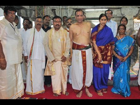 కనుమూరికి క్లాస్: తిరుమలలో గవర్నర్ (పిక్చర్స్)