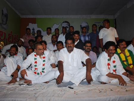 దీక్ష: ఈ రోజు కెవిపి, నిన్న జై తెలంగాణ (పిక్చర్స్)