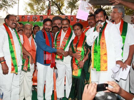 వలసలు షురూ: బిజెపిలోకి కొమ్మూరి, పొన్నాలతో రె'డీ'