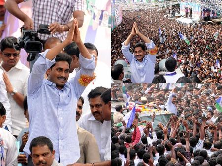 ఇప్పుడే కష్టాలైతే: బుగ్గ నిమురుతూ జగన్ (పిక్చర్స్)