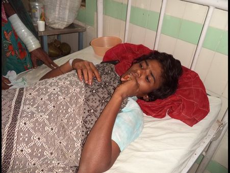 గర్ల్స్ సహజీవనం, అమ్మాయే భర్తగా: విడిచి ఉండలేక...