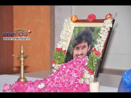 తట్టుకోలేక ఉదయ్ కిరణ్ అభిమాని ఆత్మహత్య